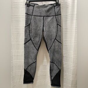 Lululemon black and white ruched back leggings size 6